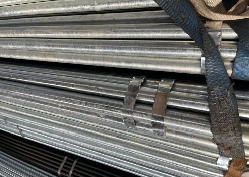 Galvanisiertes Stahlrohr mit 12 M-Länge mit Kappen für den Transport von Erdöl und Erdgas